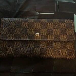 -*Louis Vuitton Damier wallet